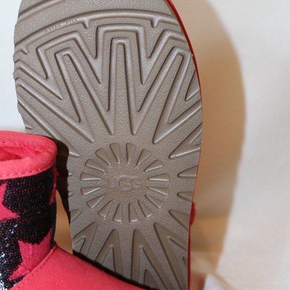 NIB‎ UGG WOMEN'S CLASSIC MINI SEQUIN STARS SUEDE SHEARLING BOOTS RED BLACK - Picture 5 of 7